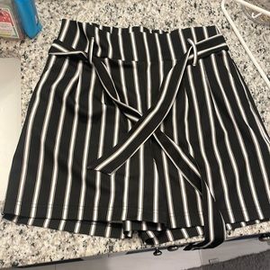 Worn once Ci Sono high waisted shorts size medium. Length: med thigh.